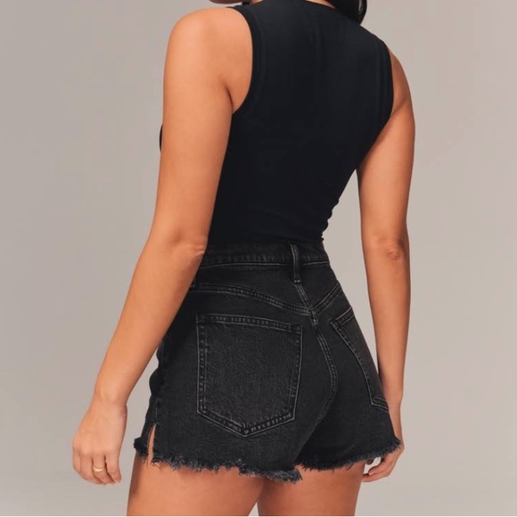 NWT ABERCROMBIE AND FITCH The Mom Short High Rise Womens Black Distress Cut Off - Picture 3 of 10